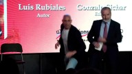 El tío de Luis Rubiales le lanza huevos durante la presentación de su libro en Madrid