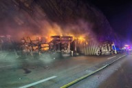 Tráiler termina envuelto en llamas tras accidente en Los Chorros