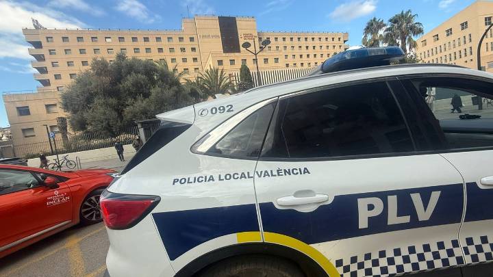Detenidos tras sorprenderles trepando al balcón para robar en un edificio de Valencia