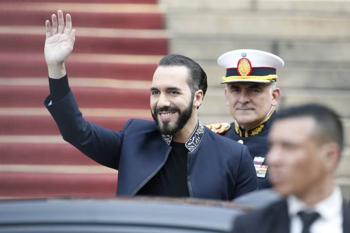 “Acto de nepotismo”. Los Bukele extienden su poder también al fútbol: el hermano del presidente dirigirá la federación de El Salvador