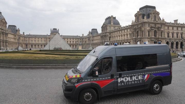 Encarcelan a dos nuevos sospechosos por robo en el Louvre; otros tres de los arrestados el miércoles salen libres