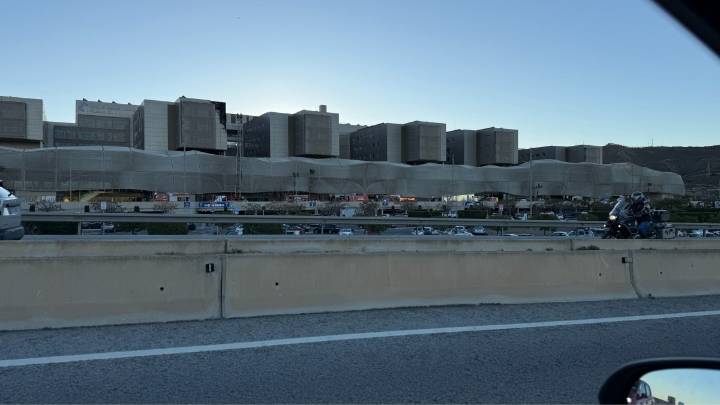 Los bomberos controlan un incendio en el Hospital Santa Lucía de Cartagena