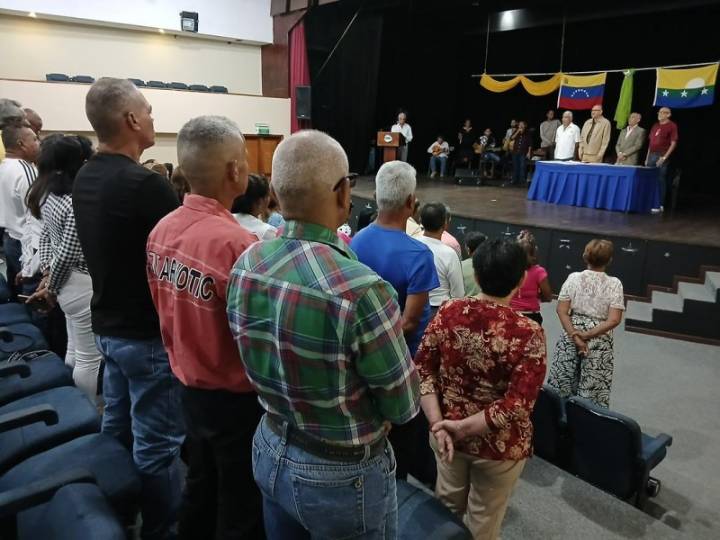 Ejecutivo regional honró a 35 obreros educacionales