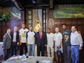 Presidente panameño recibe a futbolistas clasificados al Mundial 2026