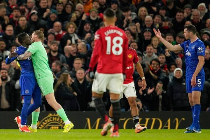 10-man Everton beats Man United 1-0 despite Gueye's red card for striking a teammate