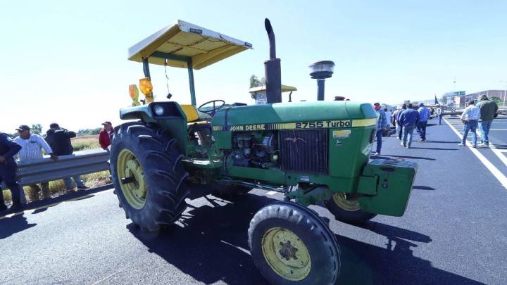 Bloqueos de transportistas y campesinos siguen en 11 tramos carreteros en Michoacán