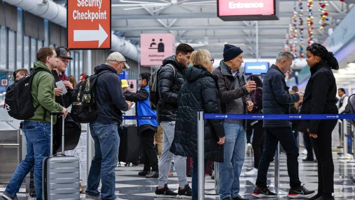 Secretario de Transporte suena la alarma por vuelos si no reabre el gobierno