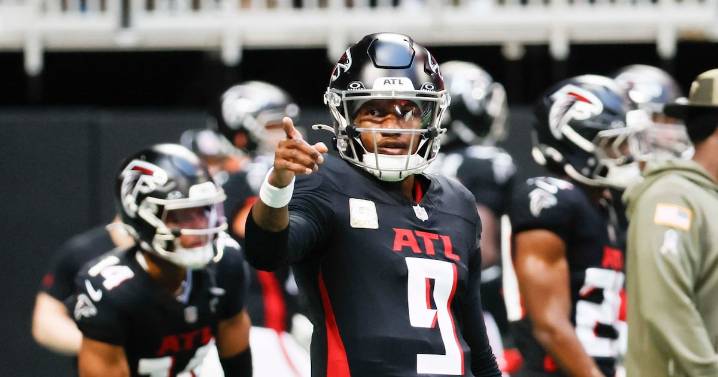 Falcons QB Michael Penix Jr. leaves game after knee injury; Cousins enters