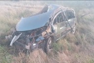 Murió joven tras volcar su auto: sus tres amigos que viajaban con él están graves