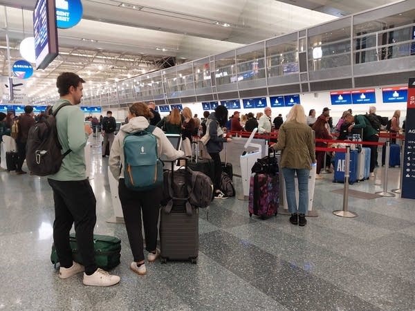 FAA to reduce flights amid government shutdown