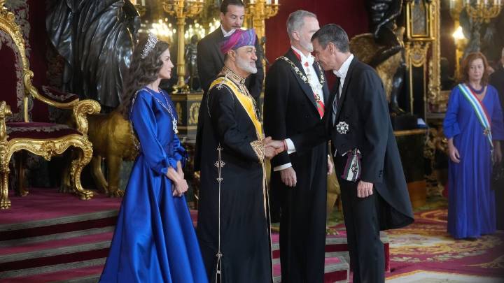 Los reyes y Pedro Sánchez reciben al sultán de Omán con honores militares en el Palacio Real, en fotos