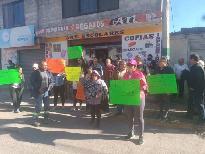 Bloquean vecinos de El Pedregal carretera Cuautepec-Tulancingo en protesta por proceso de elección de delegados