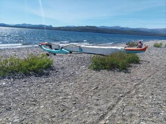 Bariloche: Investigan el hallazgo de un bote tipo “dragón” de 12 metros ubicado en la costa