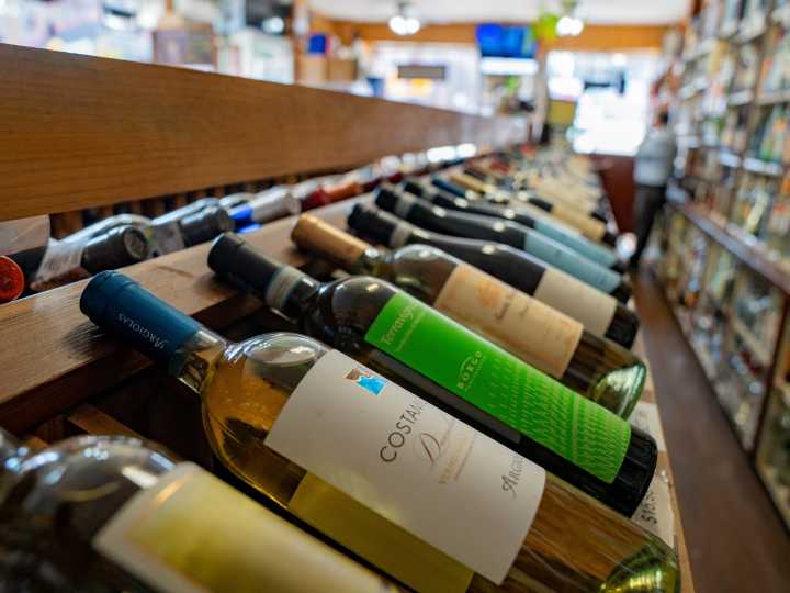 El Gobierno eliminó 973 normas y desregula la industria del vino argentina