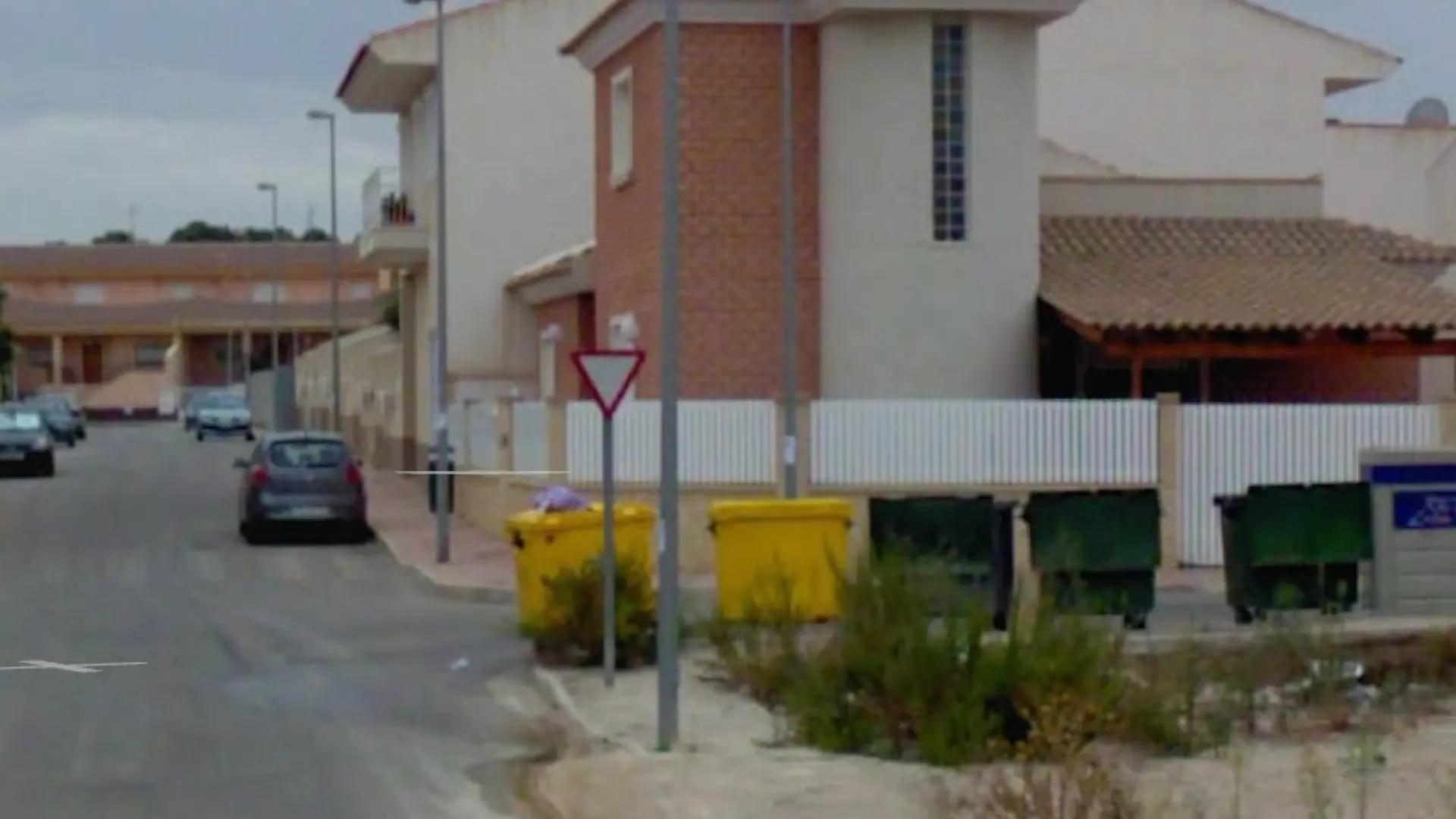 Hallan muerto a un hombre en un contenedor de ropa en Murcia