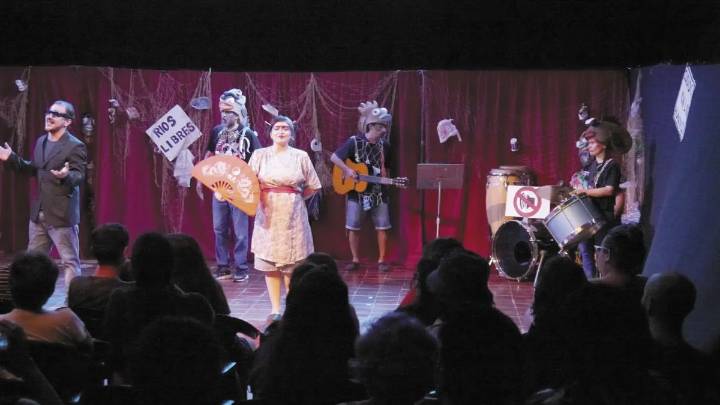 ¡Vecina, vecino, vénganse todos al teatro!