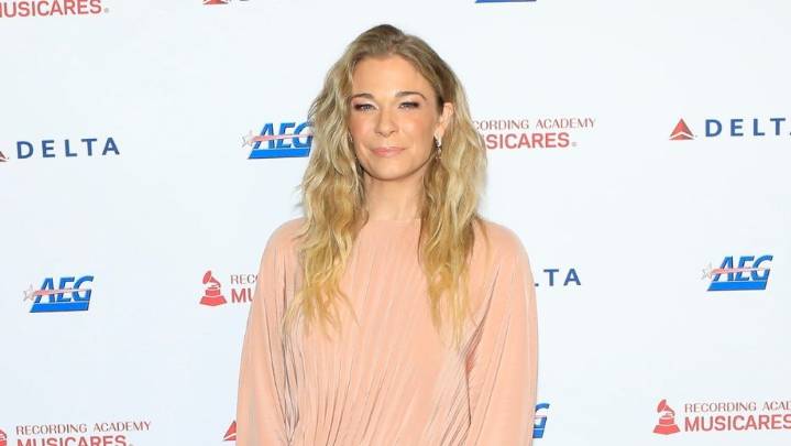 LeAnn Rimes sets 2025 Christmas tour, drops ‘Greatest Hits Christmas’ album