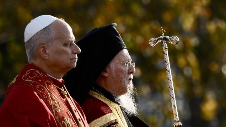 El papa León XIV visita la Mezquita Azul de Estambul, pero no reza