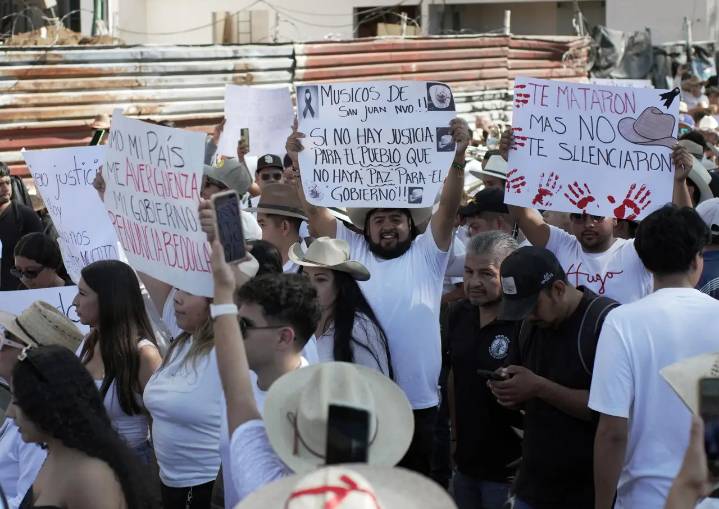 Cierran negocios en Uruapan como protesta tras asesinato de alcalde