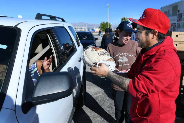 Las Vegas organizations, volunteers unite to deliver turkeys 