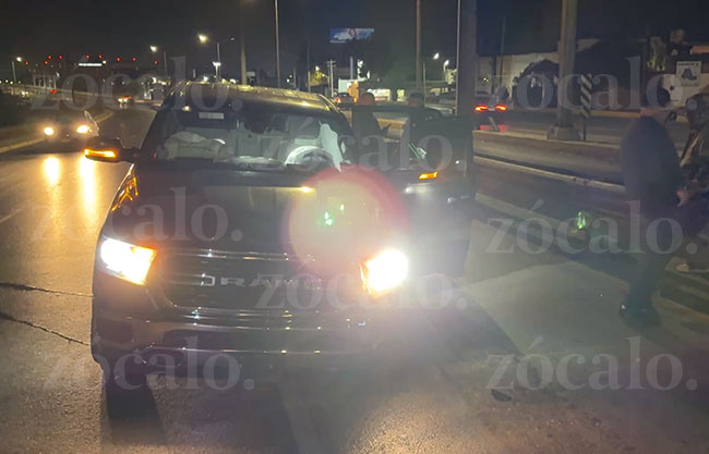 Automovilista pierde control y choca contra barrera de contención en el bulevar Nazario Ortiz; conductor resulta ileso