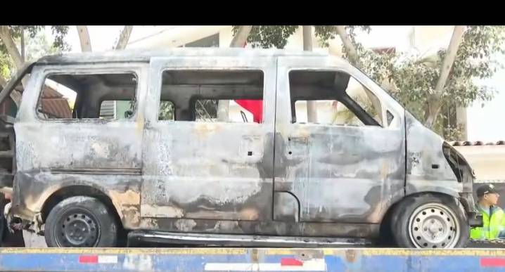 San Borja: incendian miniván informal y golpean a personal de la ATU para evitar que sea llevada a depósito últimas