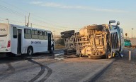Tractocamión vuelca en la curva de Vito Alessio Robles y provoca caos vial en Saltillo