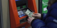 Estafa del billete en cajeros automáticos: cómo funciona y prevenirla para no perder dinero