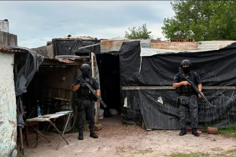 Allanamiento por narcomenudeo en San Salvador: identificaron a tres mayores y tres menores