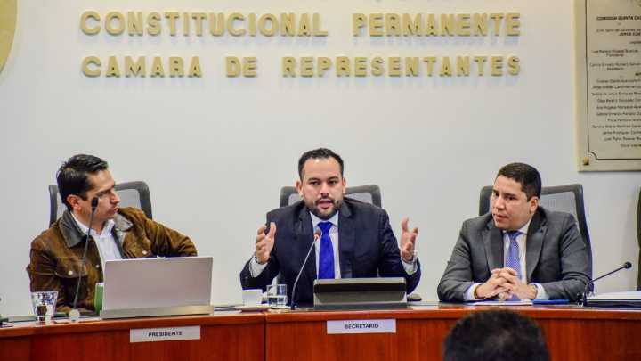 Se avecina otra controversia en el Congreso por mensaje de urgencia que radicó gobierno Petro para acelerar la reforma de servicios públicos