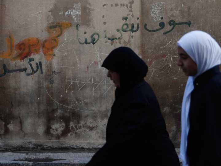 Syria extends Homs curfew as killings threaten to inflame sectarian tension