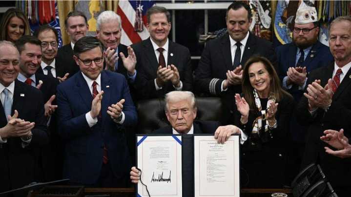 Trump firma la ley que pone fin al cierre de Gobierno más largo en la historia de Estados Unidos