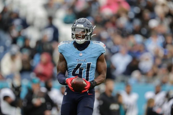 Patriots roster moves: Team signs young tight end and adds veteran linebacker