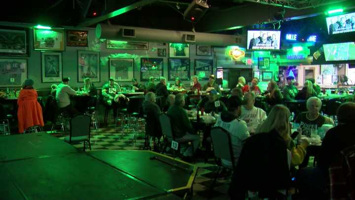 Local sports bars welcome Packers fans for Thanksgiving Day camaraderie