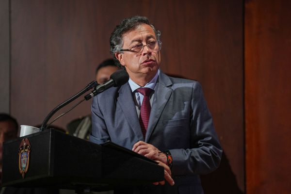 Petro pide a la Unión Europea ordenar la normalización de vuelos hacia Venezuela