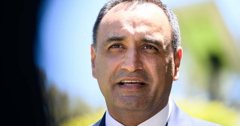 New leader urges voters stick by divided coalition