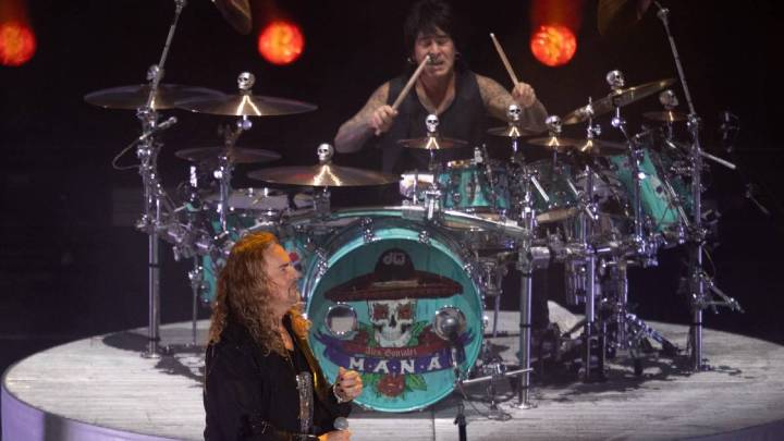 ¡Impactante! Alex González se desploma en pleno concierto, pero su valiente actitud brilla en el escenario (+Video)