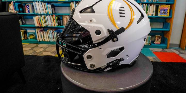 Tennessee moves up in second college football playoff poll of season