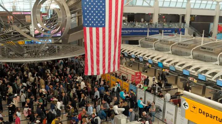 Aeropuertos de NY cesan operaciones por cierre del Gobierno