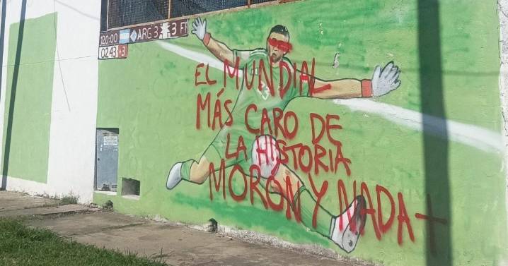 Vandalizaron murales de la Selección Argentina con mensajes en contra de Chiqui Tapia