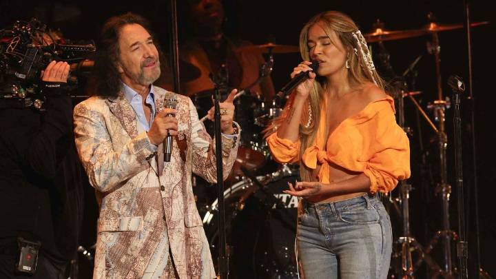 Karol G impone una nueva tendencia en los Latin Grammy 2025 con un look boho que marcaría el final del año