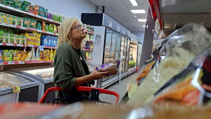 El consumo no levanta: ventas en supermercados cayeron por sexto mes consecutivo en septiembre