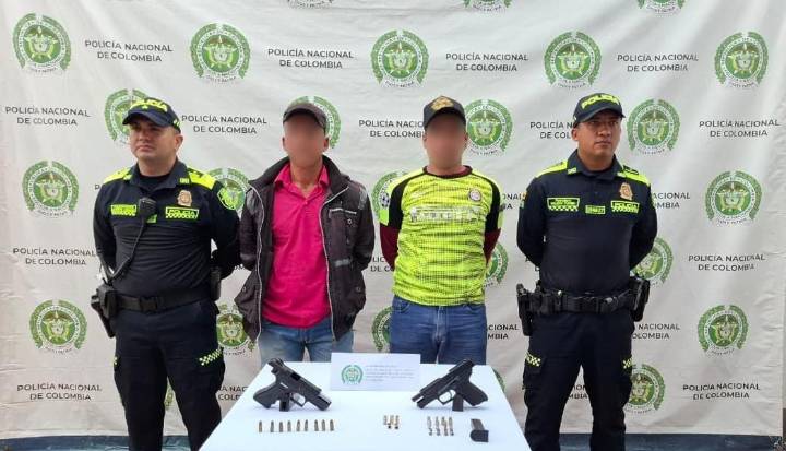 Armados con pistolas fueron capturados dos hombres en zona rural de Tesalia