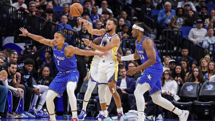 Did Stephen Curry just introduce new celly after hitting 3 in Warriors