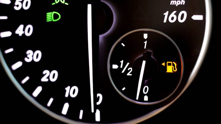 El secreto que oculta el testigo de la gasolina y que le puede ‘solucionar la vida a muchos’