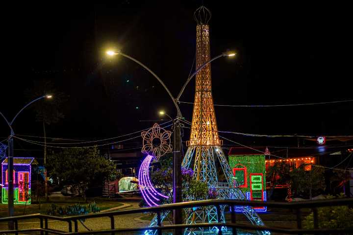 Alumbrado en Guatapé ilumina con 35.000 luces LED