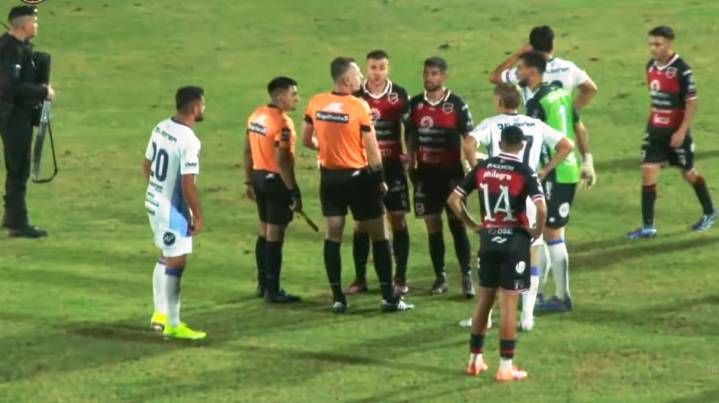 La predicción de Caruso se cumplió: Douglas perdió con un polémico arbitraje