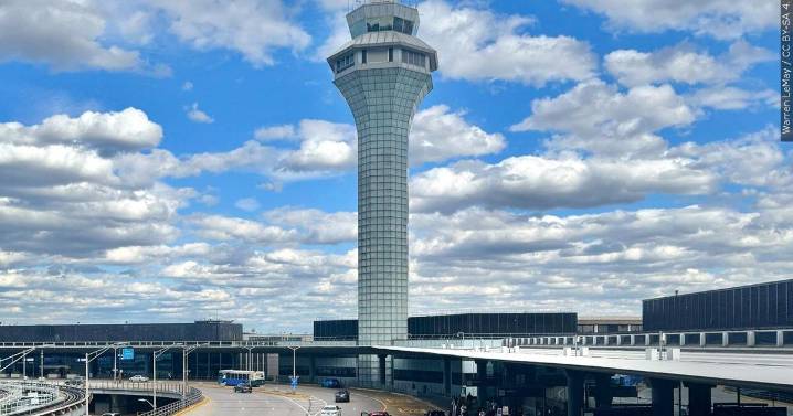 US flight cancellations accelerate as airlines comply with government shutdown order