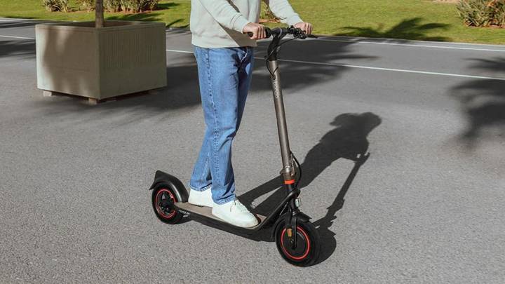 A precio de Black Friday este patinete eléctrico todoterreno con una potencia de 800 W y 40 km de autonomía