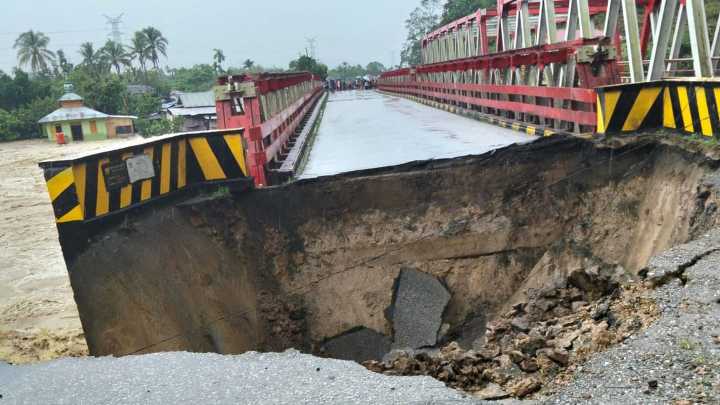 Landslides and flash floods on Indonesia’s Sumatra island leave at least 17 dead and 6 missing